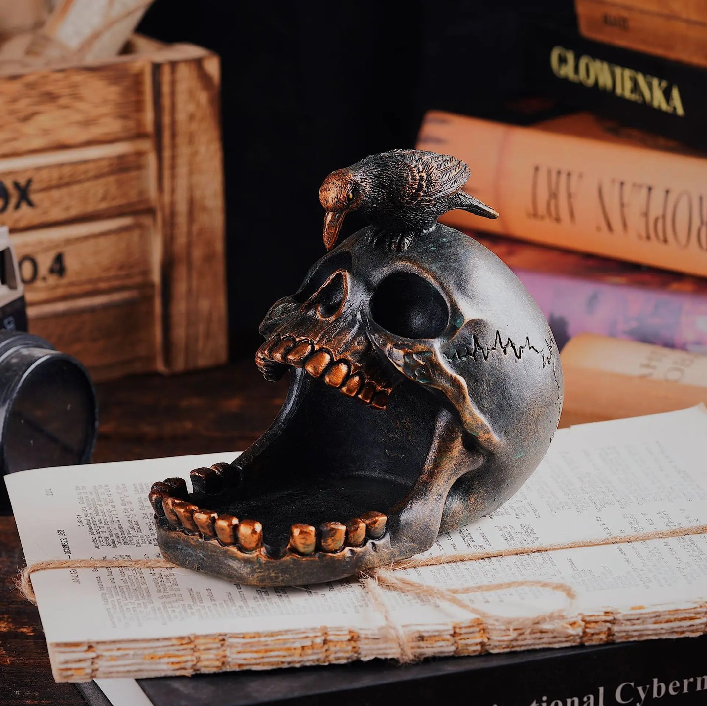 Creative Black Skull Crow Resin Statue Ashtray Desk Storage Key Holder Home Office Decor Toy Birthday Gift Halloween Decoration