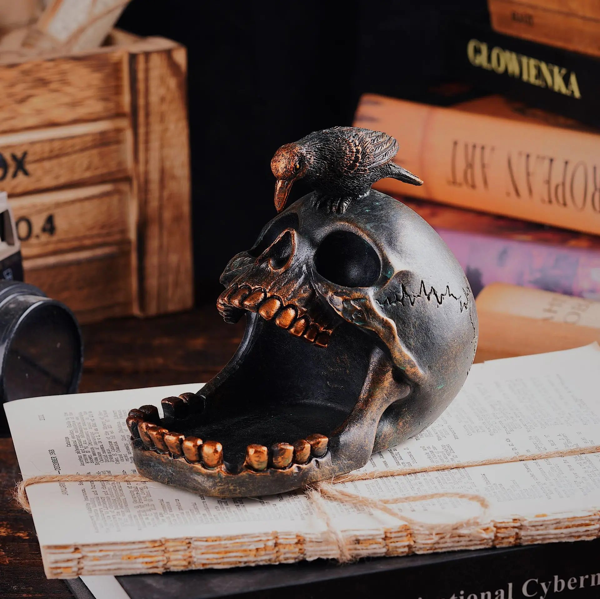 Creative Black Skull Crow Resin Statue Ashtray Desk Storage Key Holder Home Office Decor Toy Birthday Gift Halloween Decoration